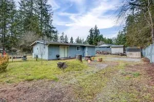 6 Mi to Lake Meridian Park Auburn Home with Yard - Enumclaw