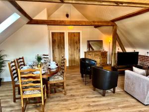 Cosy Hampshire Barn Getaway, Large garden alongside a stunning river - Fire Pit, BBQ, Outdoor seating - Country walks & Pubs
