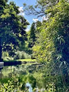 Cosy Hampshire Barn Getaway, Large garden alongside a stunning river - Fire Pit, BBQ, Outdoor seating - Country walks & Pubs - Kings Somborne