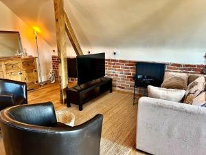 Cosy Hampshire Barn Getaway, Large garden alongside a stunning river - Fire Pit, BBQ, Outdoor seating - Country walks & Pubs