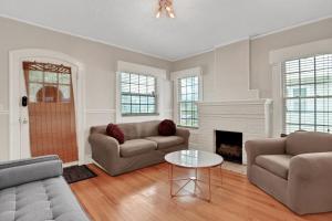 Entire house in Avondale, walking distance to shops and restaurants