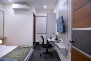 Yendluris- QueenBed Room-20 Kondapur, Gachibowli