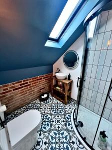 Cosy Hampshire Barn Getaway, Large garden alongside a stunning river - Fire Pit, BBQ, Outdoor seating - Country walks & Pubs