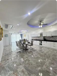 Moggy s Bar And Guest House