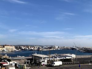 Beautiful P2 center, harbor and sea view