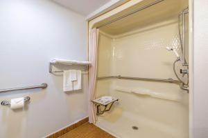 Queen Room - Non-Smoking room in Motel 6-Auburn CA