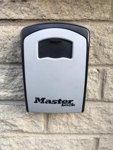 fAiRy DeLL - 247 check in Boutique hotel with cozy lockable rooms, tv, tea tray with choccies, free wifi and parking, COA,are welcome