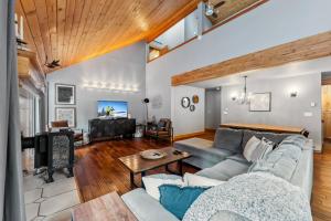 Breckenridge Escape with Private Hot Tub & Deck
