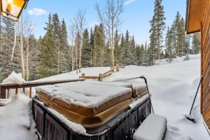 Breckenridge Escape with Private Hot Tub & Deck
