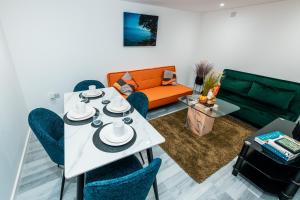 Stylish and New Urban 2 bedroom Flat in leafy Sale Trafford close to Tram Station with easy commute into Manchester City Centre