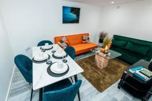 Stylish and New Urban 2 bedroom Flat in leafy Sale Trafford close to Tram Station with easy commute into Manchester City Centre - Urmston