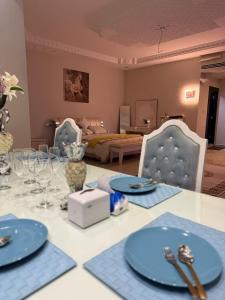 استديو كبير وجلسه جانبيه