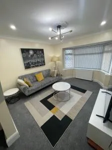 Luxury 2 bed house and Pool table in Harborne - Longbridge