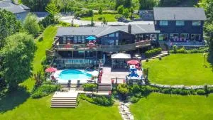 Lux Lakeside Escape Slps 20 with Pool, Golf Sim, Hot Tub, Karaoke, Gym and Sauna - Millbrook