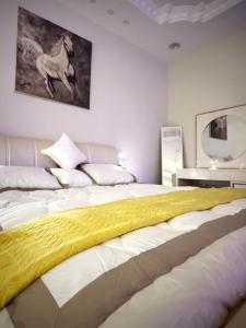 استديو كبير وجلسه جانبيه