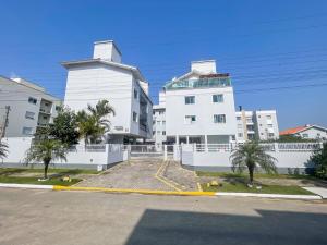 Amplo apartamento em residencial com piscina - 0455