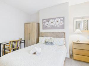 RestfullStays- 3 Bedroom, 4 Bed House FREE PARKING