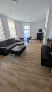 LeHaStays Buckau - NS15-02 I 2 Zimmer I voll ausgestattete Küche I Erdgeschoss I Balkon I Smart TV