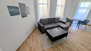 LeHaStays Buckau - NS15-02 I 2 Zimmer I voll ausgestattete Küche I Erdgeschoss I Balkon I Smart TV