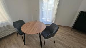 LeHaStays Buckau - NS15-01 I 2 Zimmer I voll ausgestattete Küche I Erdgeschoss I Balkon I Smart TV