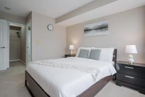 Luxury 2Br 2Bath 1 Prk Condo SQ1 Toronto Airport