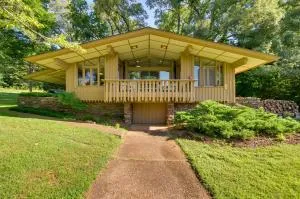 Tranquil Mid-Century Modern Cottage with Forest View - Mammoth Spring