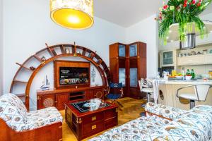 Central Luxury Yacht-Style Old Town