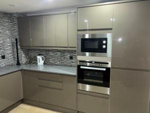 Lovely 2 Bedroom Coach House 5 Minutes from City Centre