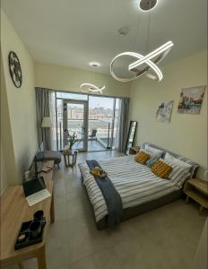 Vibrant studio - 15m to marina