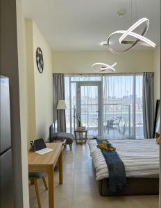 Vibrant studio - 15m to marina