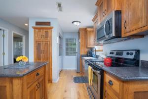 The Cove 8-3 By SDC, Big Deck, Pool, Hot Tub, Lake View, No Stairs