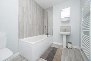 Dwell Stylish 4 bed apartment close to Hospital