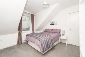Dwell Stylish 4 bed apartment close to Hospital