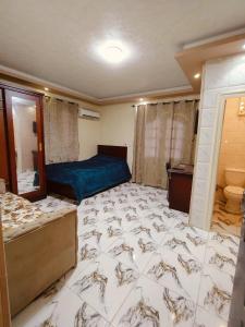 غرف و استديوهات منفصلة مفروش غرفة ماستر بحمام ومطبخ صغير لا يتشارك مع الغير اي شيء بنات فقط أو عوائل