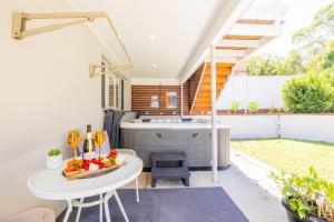 Soul of the Bay, 36 Galoola Dr - Wi-Fi, Boat Parking, Spa, Air Con