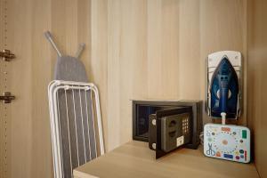Zene Apartment Vinyl Records & Projector