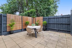 Sleek 2-Bed Terrace near Local Parks