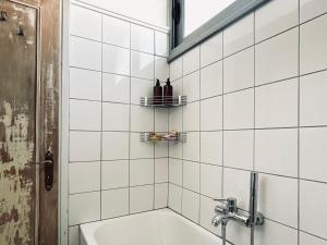 Elegant Downtown Studio by White Tower