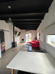 Casa con pileta cerca del aeropuerto