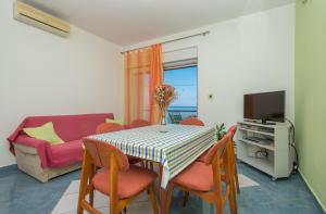 Apartments by the sea Podgora, Makarska - 23678