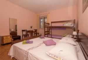 Apartments by the sea Podgora, Makarska - 23678