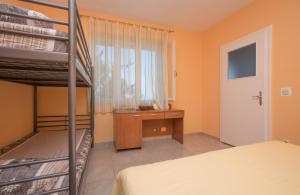 Apartments by the sea Podgora, Makarska - 23678