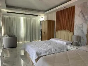 Benny's Hotel-Inspired & Condo-Inspired Rooms and Pool - 伊洛伊洛