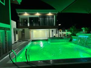 Bennys Hotel-Inspired & Condo-Inspired Rooms and Pool