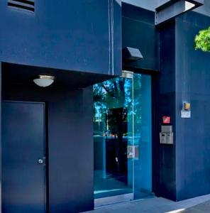 Cozy private room and bathroom in prime location with rooftop views 30 day stays or more