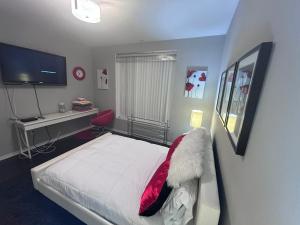 Cozy private room and bathroom in prime location with rooftop views 30 day stays or more