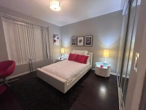 Cozy private room and bathroom in prime location with rooftop views 30 day stays or more