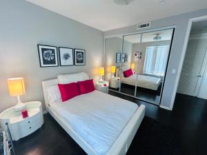 Cozy private room and bathroom in prime location with rooftop views 30 day stays or more
