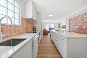Bright 2-Bed Apartment with Stunning Ocean Views