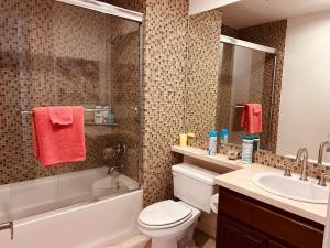 Cozy private room and bathroom in prime location with rooftop views 30 day stays or more